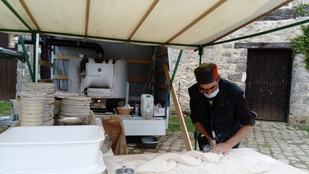 Préparation du pain avec le fournil itinérant à la ferme de Vaux à Gastins Seine et Marne